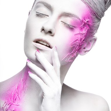 Beyaz deri ve yüzünde pembe boya ile sanat moda kız. Yaratıcı sanat Güzellik. 