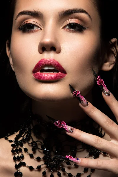 Beautiful girl  with long nails and sensual lips. Beauty face. — Stock Photo, Image