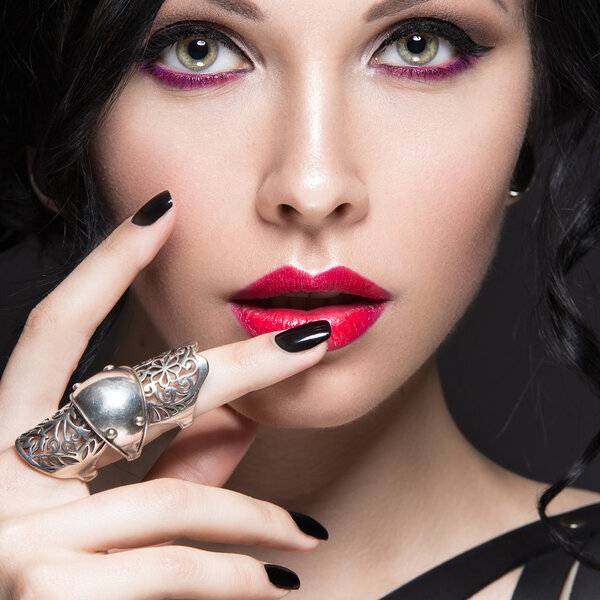 Красивая девушка в готическом стиле с кожаными аксессуарами и
 