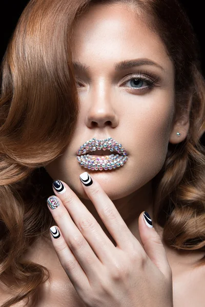 Hermosa chica con uñas brillantes, labios de cristales, pestañas largas y rizos. Cara de belleza . — Foto de Stock