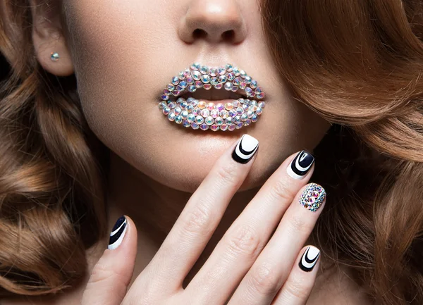 Beautiful girl with bright nails, lips of crystals, long eyelashes and curls. Beauty face. — Stock Photo, Image