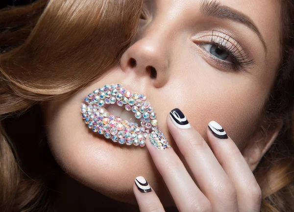 Mooi meisje met heldere nagels, lippen van kristallen, lange wimpers en krullen. Schoonheid gezicht. — Stockfoto