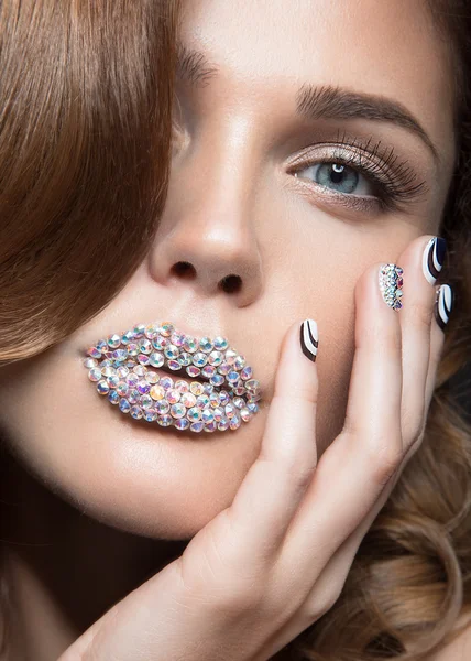 Hermosa chica con uñas brillantes, labios de cristales, pestañas largas y rizos. Cara de belleza . — Foto de Stock