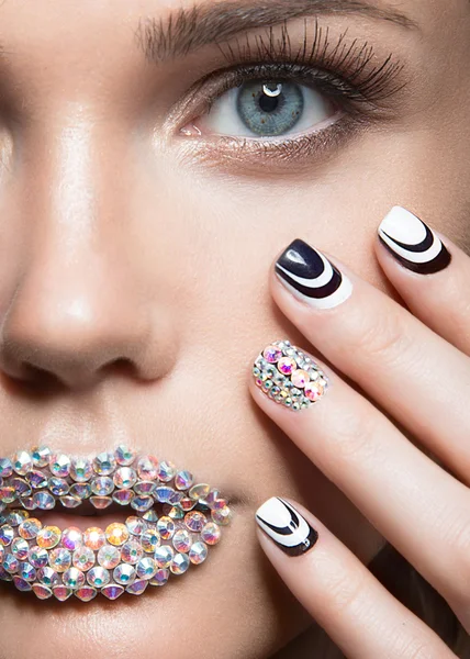 Beautiful girl with bright nails, lips of crystals, long eyelashes and curls. Beauty face. — Stock Photo, Image