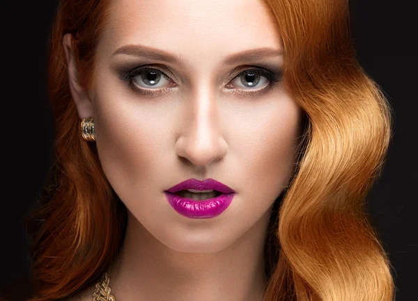 Mulher de cabelo vermelho bonita com maquiagem à noite, lábios cor-de-rosa e cachos. Cara de beleza . — Fotografia de Stock