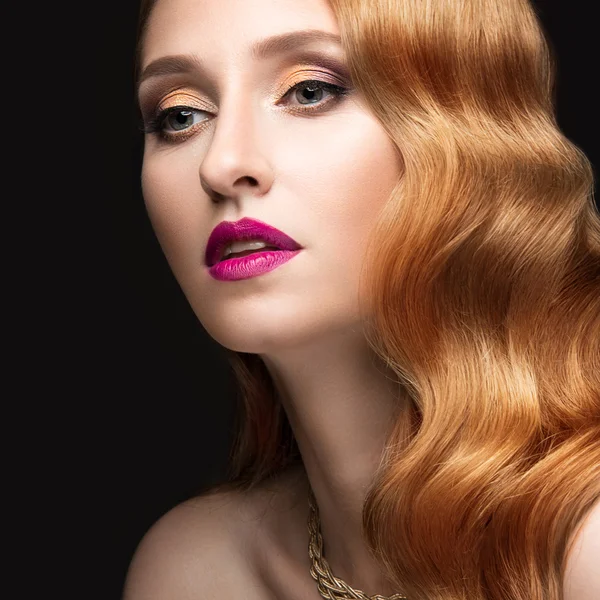Belle femme aux cheveux roux avec maquillage du soir, lèvres roses et boucles. Beauté visage . — Photo
