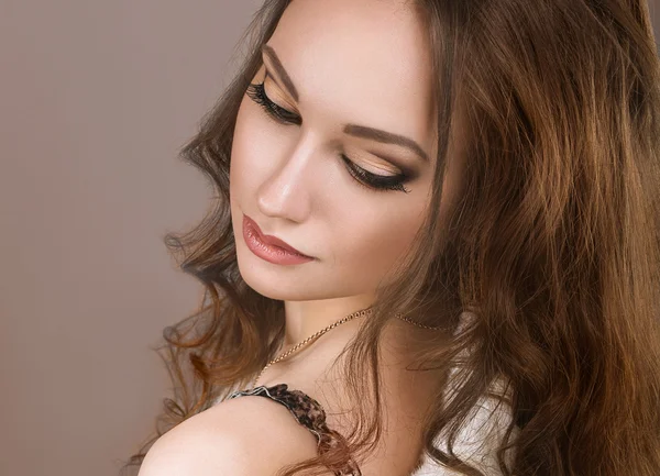 Hermosa mujer con maquillaje de noche y cabello largo y liso. Ojos humeantes. Foto de moda . — Foto de Stock