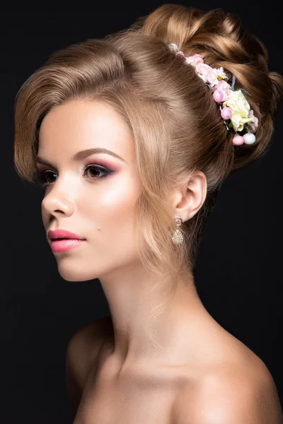 Beautiful blond woman in image of the bride. Beauty face and Hairstyle — Stock Photo, Image