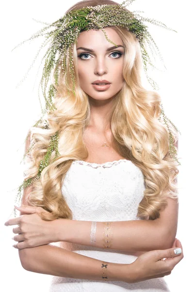Porträt eines schönen Mädchens mit Blumen auf dem Haar. Schönheit Gesicht. Hochzeitsbild im Stil der Bohème — Stockfoto