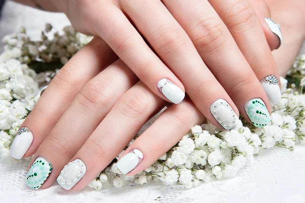 Manicura de casamento da noiva em tons doces com flores. Desenho de unhas. Close-up . — Fotografia de Stock