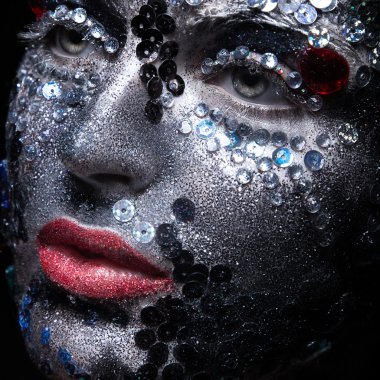 Glitter ve yüzünde rhinestones olan kız. Güzellik yakın çekim. 