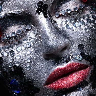 Glitter ve yüzünde rhinestones olan kız. Güzellik yakın çekim. 