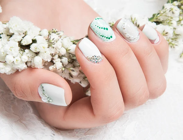 Manicura de casamento da noiva em tons doces com flores. Desenho de unhas. Close-up . — Fotografia de Stock