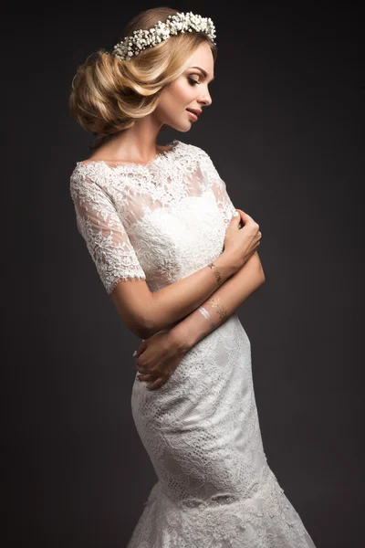 Retrato de uma menina bonita com flores no cabelo. Cara de beleza. Imagem de casamento no estilo boho — Fotografia de Stock