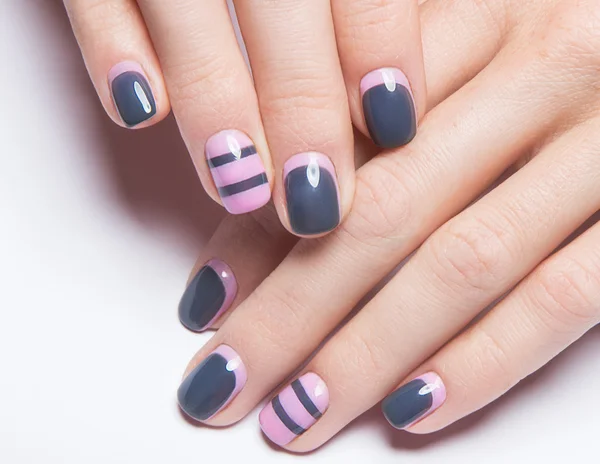 Mooie womens manicure met grijze en roze Pools op de nagels — Stockfoto