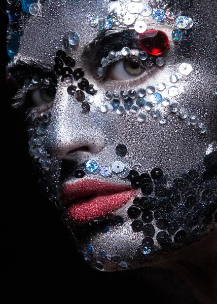 Κορίτσι με glitter και στρας στο πρόσωπό της. Close-up ομορφιά. — Φωτογραφία Αρχείου