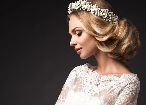 Retrato de uma menina bonita com flores no cabelo. Cara de beleza. Imagem de casamento no estilo boho — Fotografia de Stock