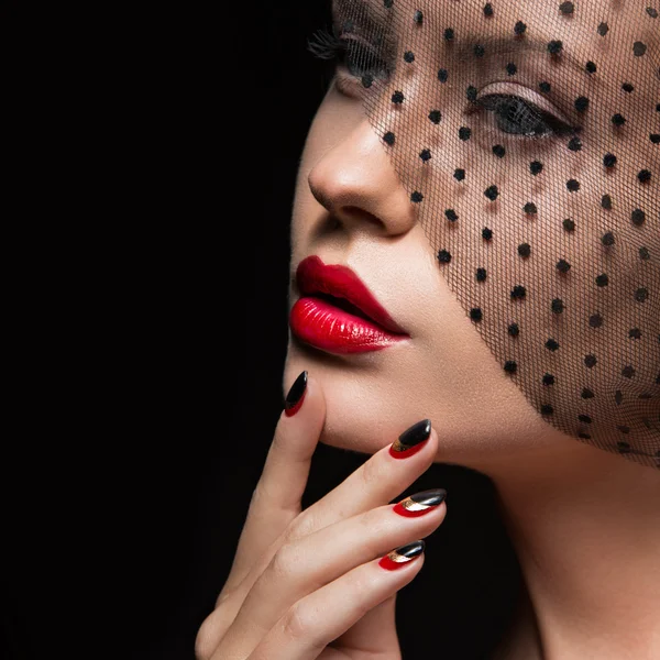 Hermosa chica con un velo, maquillaje de noche, uñas negras y rojas. Manicura de diseño. Cara de belleza . — Foto de Stock