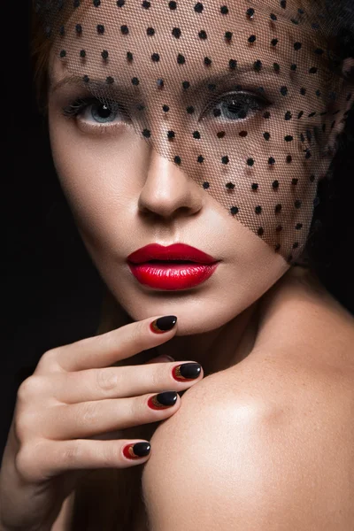 Hermosa chica con un velo, maquillaje de noche, uñas negras y rojas. Manicura de diseño. Cara de belleza . —  Fotos de Stock