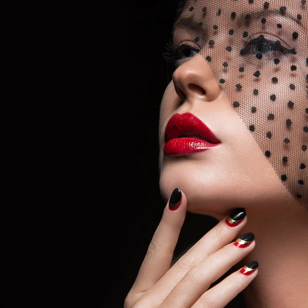 Menina bonita com um véu, maquiagem à noite, unhas pretas e vermelhas. Manicura de design. Cara de beleza . — Fotografia de Stock
