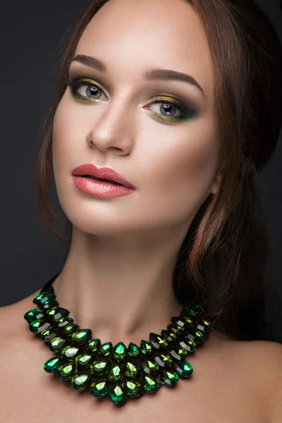 Hermosa mujer con maquillaje de noche y cabello oscuro. Ojos humeantes. Foto de moda . —  Fotos de Stock