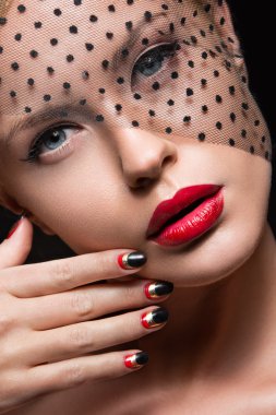 Güzel kız makyaj, siyah ve kırmızı çivi akşam bir örtü ile. Tasarım manikür. Güzellik.