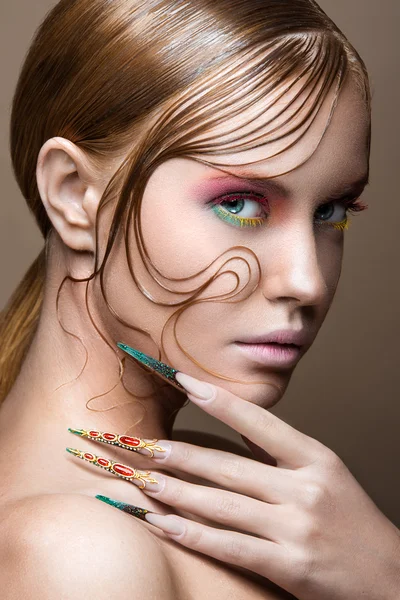 Hermosa chica con maquillaje de moda brillante, peinado creativo, uñas largas. Manicura de diseño. Cara de belleza . — Foto de Stock