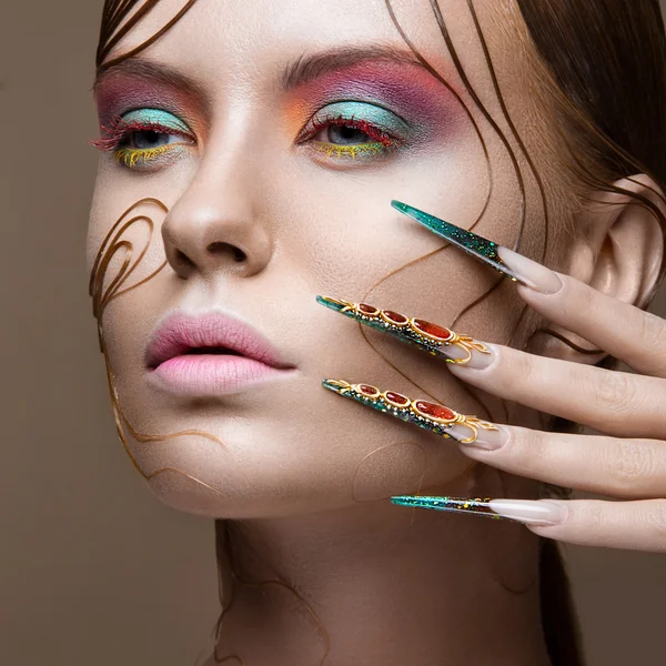 Menina bonita com maquiagem de moda brilhante, penteado criativo, unhas longas. Manicura de design. Cara de beleza . — Fotografia de Stock