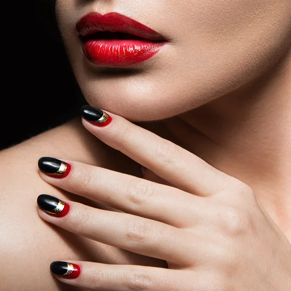 Hermosa chica con uñas negras y rojas. Manicura de diseño. Cara de belleza . — Foto de Stock