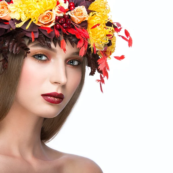 Gyönyörű lány fényes őszi koszorú, a levelek és virágok. Kozmetikai arc. A stúdióban egy fehér háttér kép. — Stock Fotó