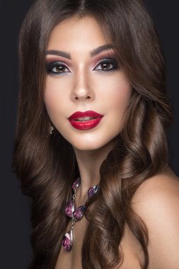 Güzel bir kadınla Arapça makyaj, kırmızı dudaklar ve bukleler. Güzellik.