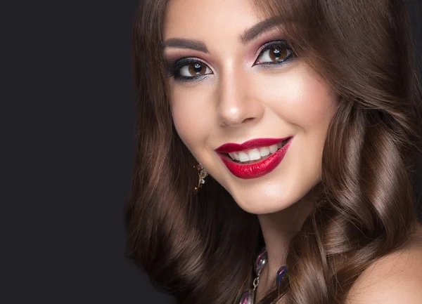 Mulher bonita com maquiagem árabe, lábios vermelhos e cachos. Cara de beleza . — Fotografia de Stock