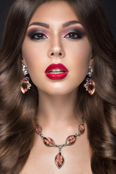 Hermosa mujer con maquillaje árabe, labios rojos y rizos. Cara de belleza . —  Fotos de Stock