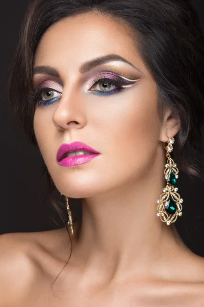 Schöne brünette Mädchen mit arabischem Abend Make-up und perfekte Haut. Schönheit Gesicht. — Stockfoto