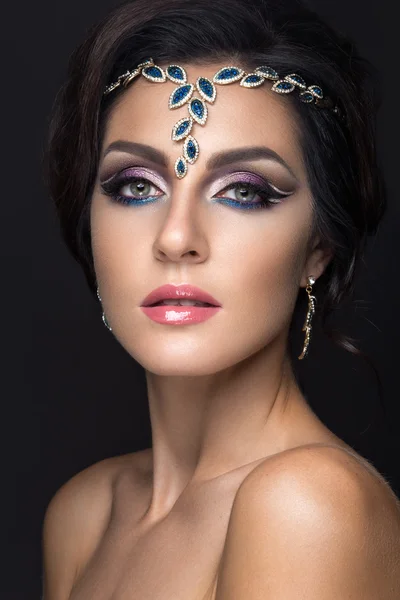 Beautiful brunette girl with arabic evening make-up and perfect skin. Beauty face. — Stock Photo, Image