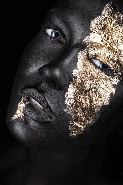 Modeportret van een donker meisje met gouden make-up. Schoonheidsgezicht. — Stockfoto