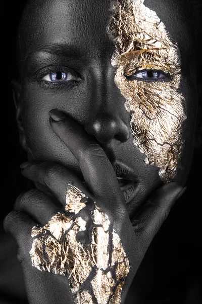 Retrato de moda de uma menina de pele escura com maquiagem dourada. Cara de beleza . — Fotografia de Stock