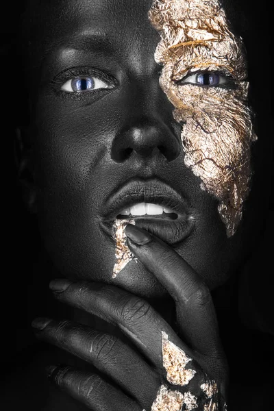 Modeportret van een donker meisje met gouden make-up. Schoonheidsgezicht. — Stockfoto