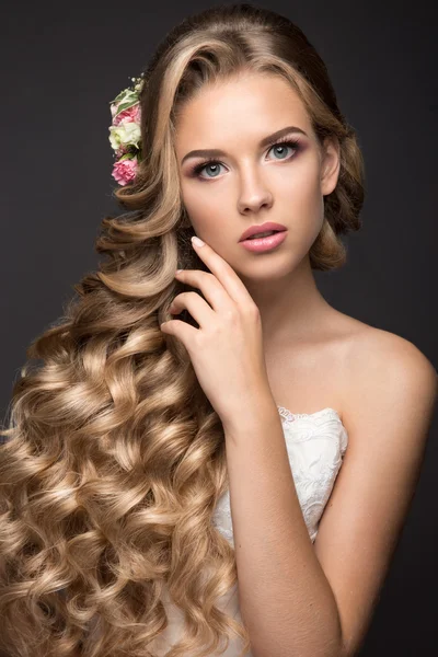 Wanita pirang yang cantik dalam gambar pengantin wanita dengan bunga. Wajah cantik dan gaya rambut. — Stok Foto