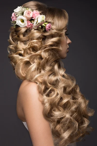 Belle femme blonde à l'image de la mariée avec des fleurs. Beauté visage et coiffure — Photo