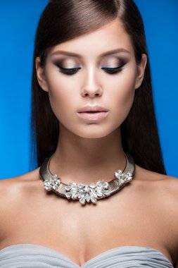 Güzel bir kadınla akşam makyaj ve uzun düz saç. Dumanlı gözler. Moda fotoğraf.