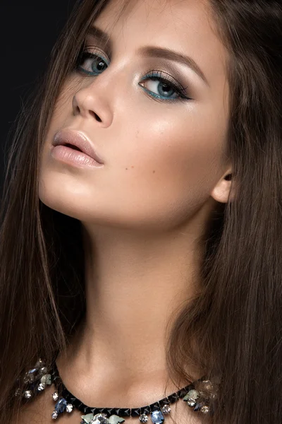 Güzel bir kadınla akşam makyaj ve uzun düz saç. Dumanlı gözler. Moda fotoğraf.