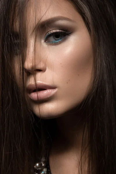 Schöne Frau mit Abend-Make-up und langen glatten Haaren. Rauchende Augen. Modefoto. — Stockfoto