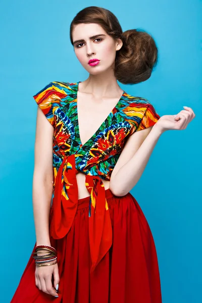 Belle femme à la mode une coiffure inhabituelle dans des vêtements lumineux et des accessoires colorés. Style cubain . — Photo