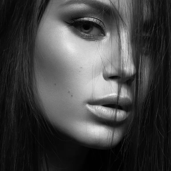 Hermosa mujer con maquillaje de noche y cabello largo y liso. Ojos humeantes. Foto de moda. Negro foto blanca — Foto de Stock