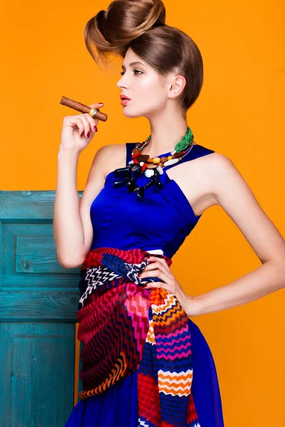Mulher na moda bonita um penteado incomum em roupas brilhantes e acessórios coloridos. Estilo cubano . — Fotografia de Stock