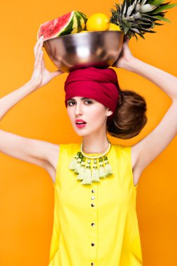Güzel moda kadın parlak giysiler ve renkli aksesuarlar alışılmadık bir saç modeli. Küba stili.