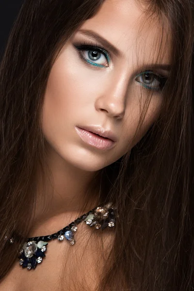 Mooie vrouw met avond make-up en lange rechte haren. Rokerige ogen. Mode foto. — Stockfoto