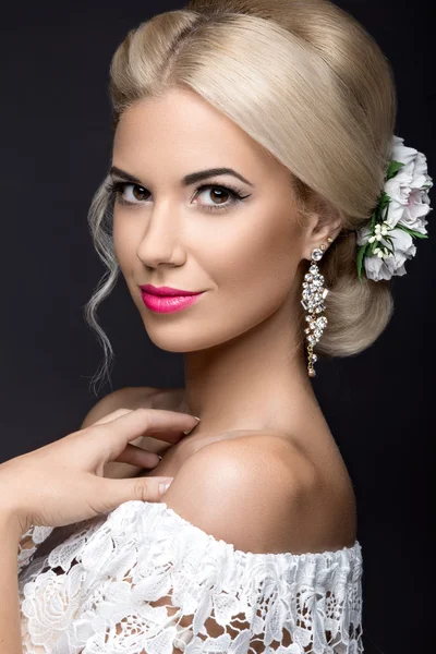 Krásná blondýnka v obrázku nevěsty s květinami. Krása obličeje a účesu — Stock fotografie