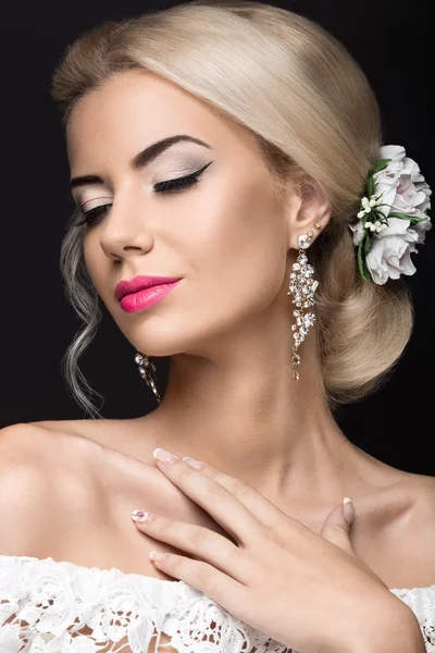 Gyönyörű szőke nő képe a menyasszony, virágokkal. Kozmetikai arc és frizura — Stock Fotó